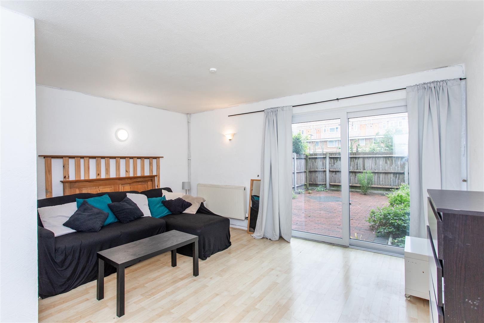 3 bed property in Portia Way, Mile End